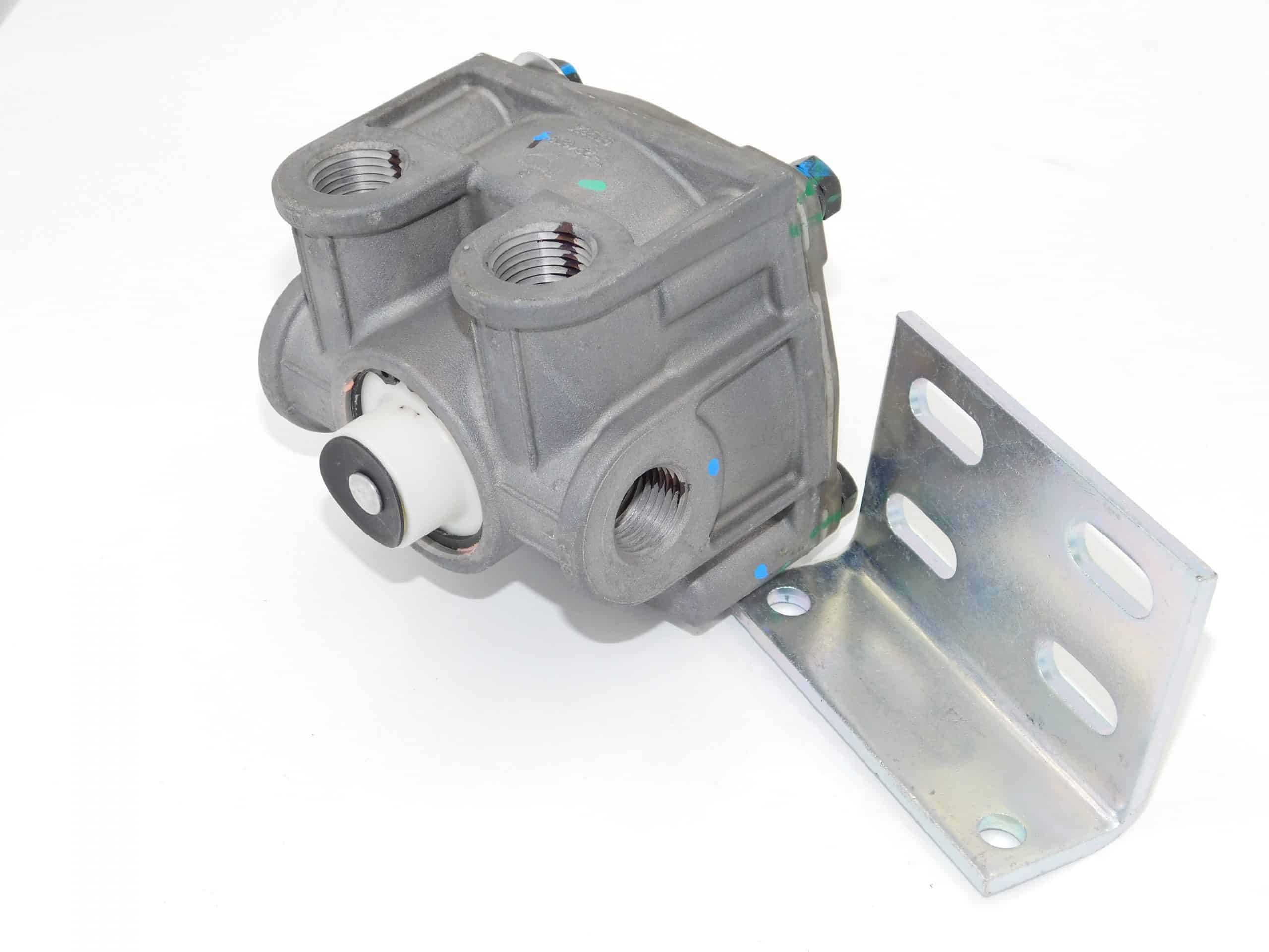 Bendix R-12 Relay Valve | # BW 065125